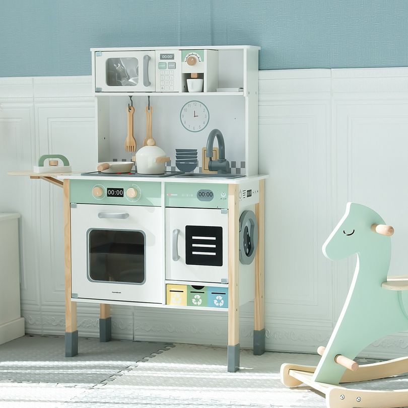 Interaktivní kuchyň s pračkou, myčkou a tabulí