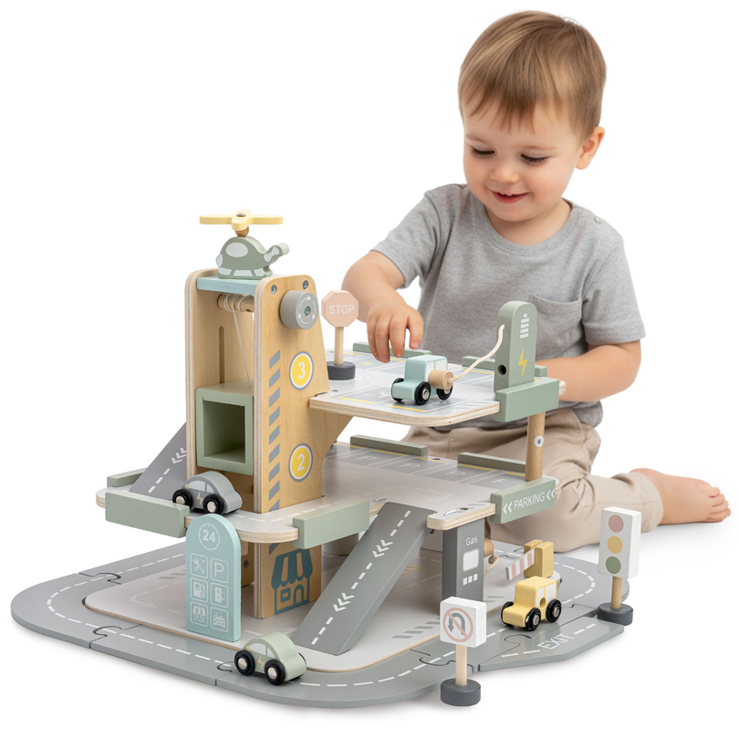 Dřevěná, třípatrová garáž pro děti s příslušenstvím – parkoviště, čerpací stanice, myčka aut, vrtulník