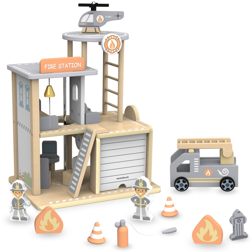 Dřevěná hasičská stanice s příslušenstvím, hasiči